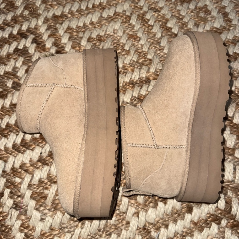 UGG Women’s Beige Boots - Picture 6 of 7